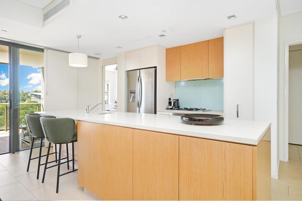 Lagoon Waterfront Oasis relaxing balcony & BBQ Apartment in Darwin