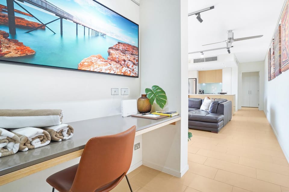 Lagoon Waterfront Oasis relaxing balcony & BBQ Apartment in Darwin