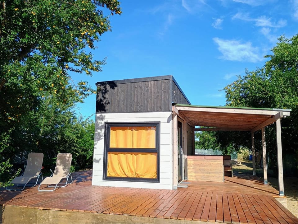Property building, Balcony/Terrace, sunbed