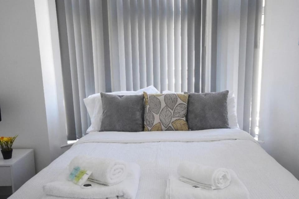 5 Bedroom Sleeps 14 Near University, Cathedral House in Coventry