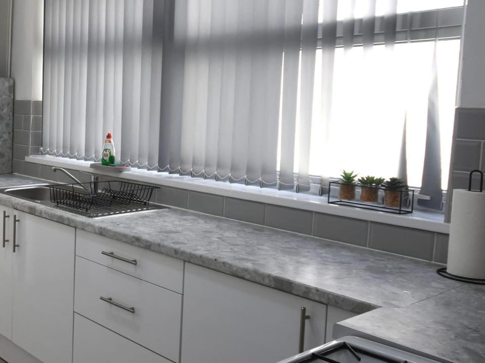 5 Bedroom Sleeps 14 Near University, Cathedral House in Coventry