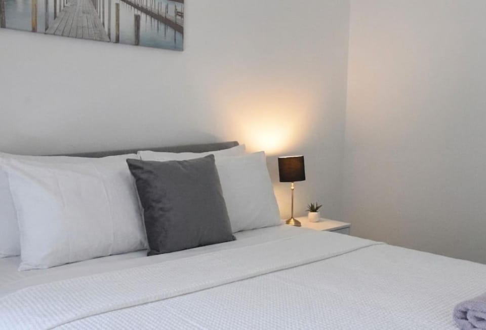 5 Bedroom Sleeps 14 Near University, Cathedral House in Coventry