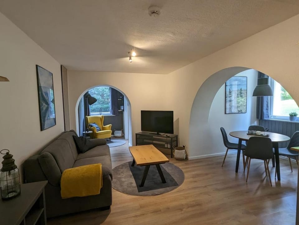 TV and multimedia, Living room, Seating area, Dining area