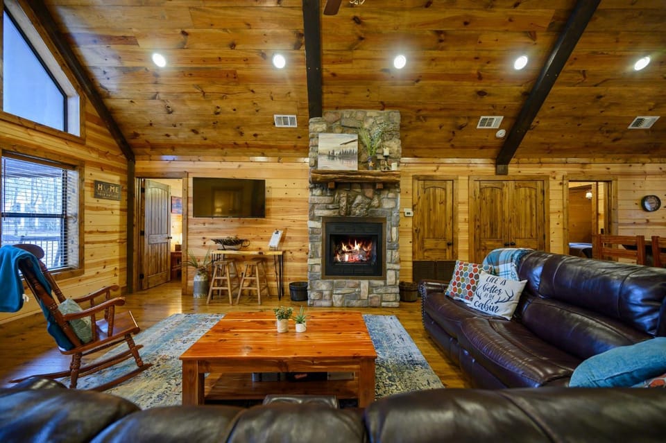 Whitetail Retreat Cabin for 13 Cabin in Oklahoma