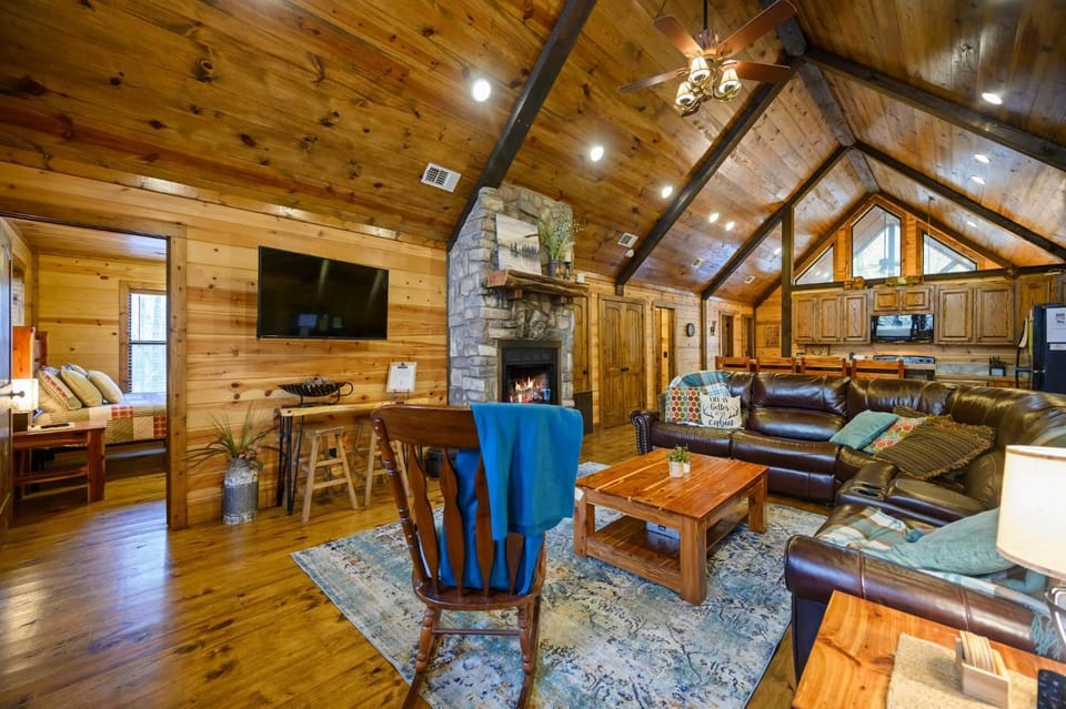Whitetail Retreat Cabin for 13 Cabin in Oklahoma