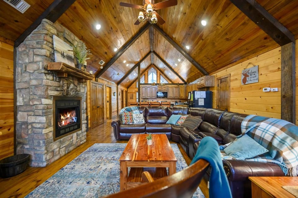Whitetail Retreat Cabin for 13 Cabin in Oklahoma