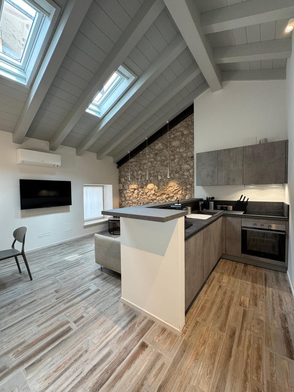 Kitchen or kitchenette, dishwasher