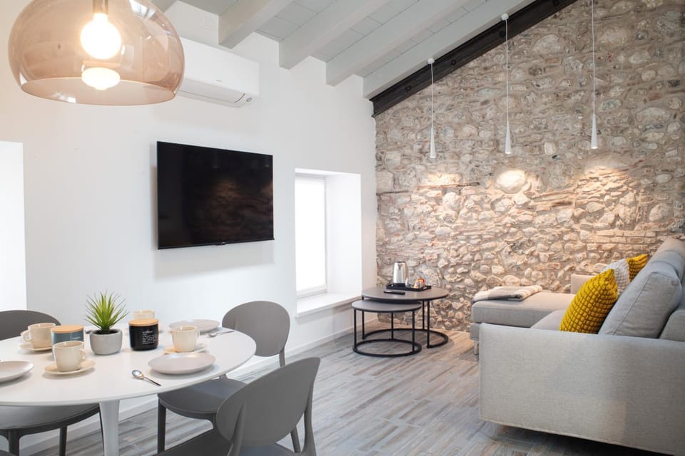 TV and multimedia, Living room, Seating area, Dining area