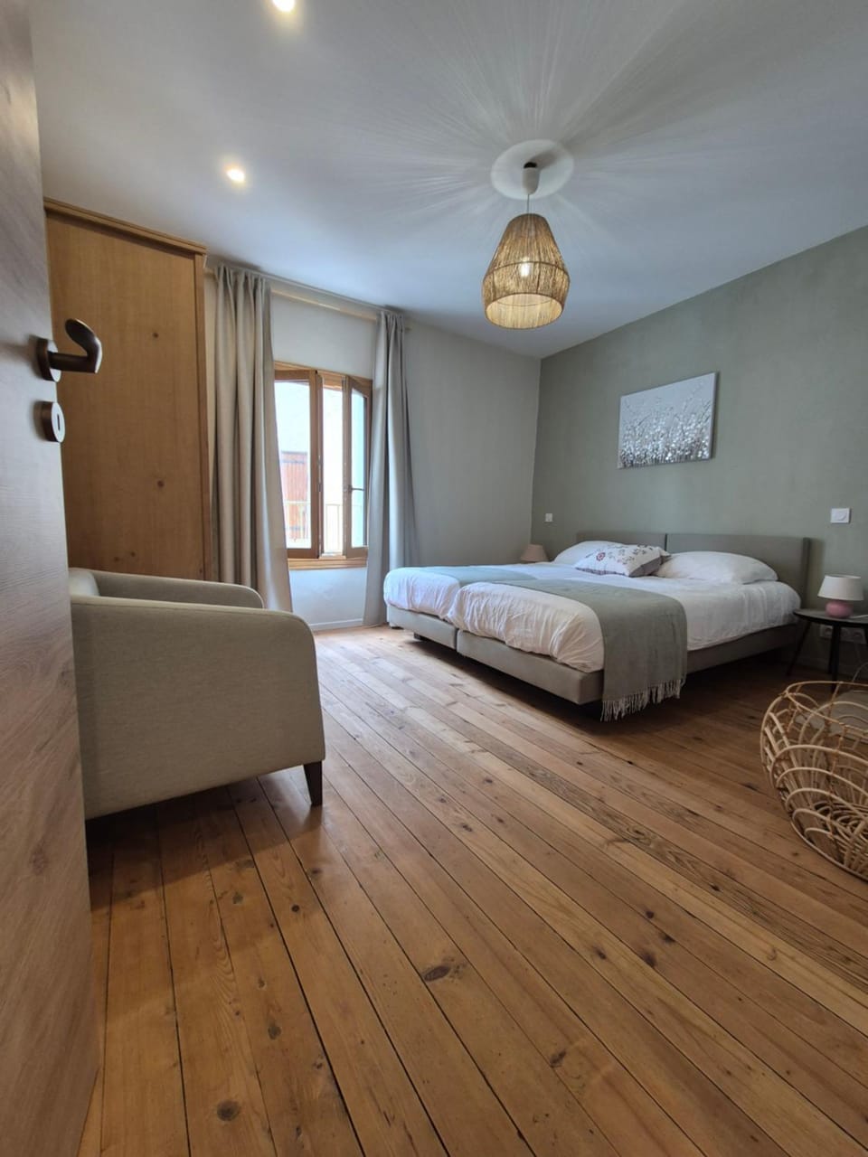 Bed, Bedroom, heating, wardrobe, air conditioner