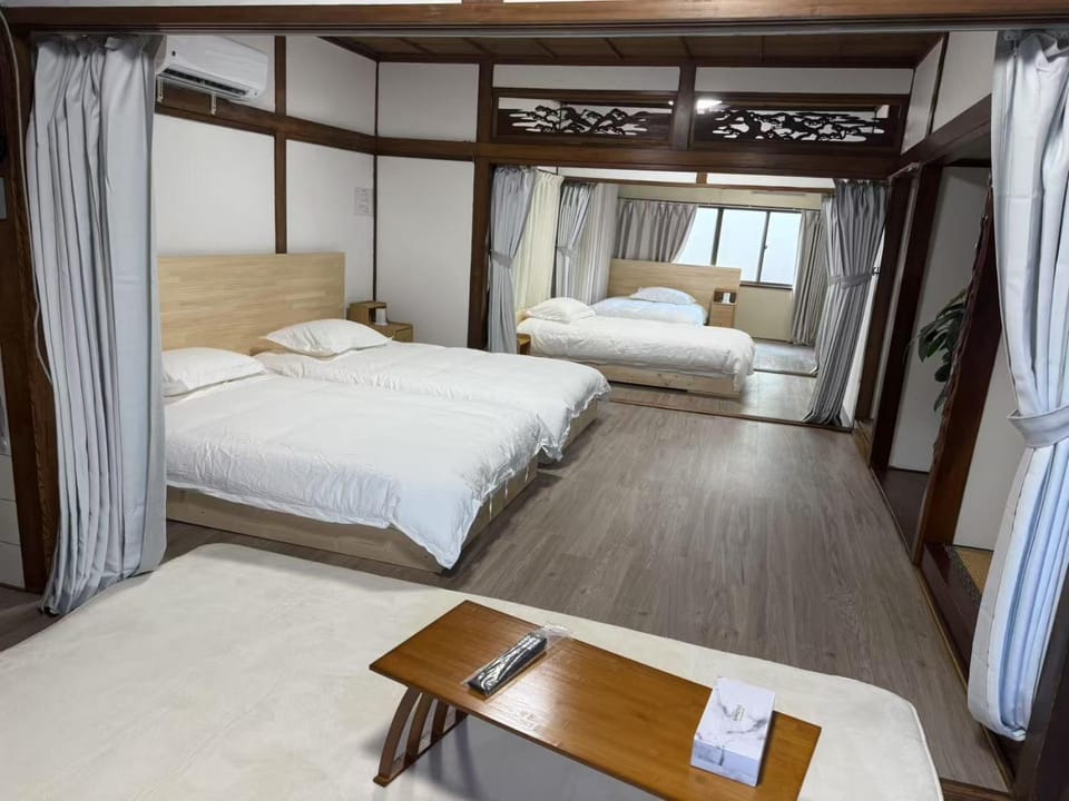 Bed, Photo of the whole room, Bedroom, bunk bed, air conditioner