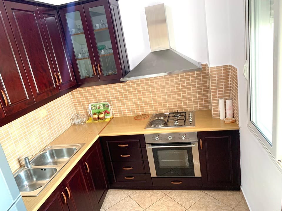 Kitchen or kitchenette, minibar
