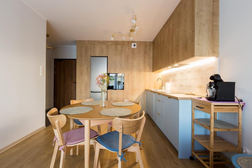 Kitchen or kitchenette, Living room, Seating area, Dining area