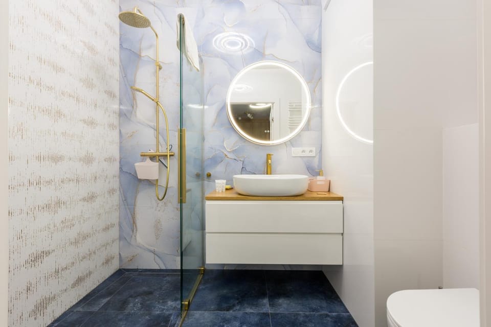 Shower, Toilet, Bathroom, towels