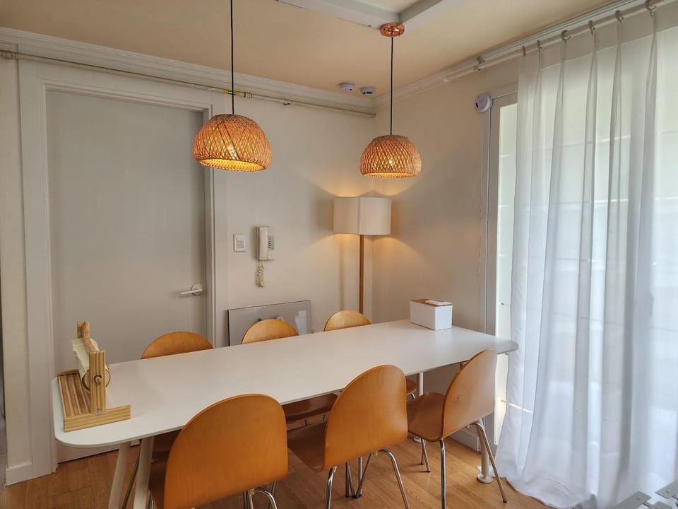 Seating area, Dining area, Diving