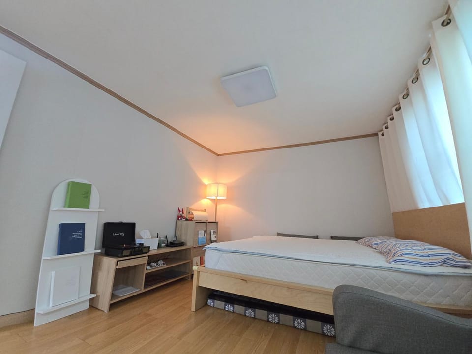 Bed, Photo of the whole room, Bedroom, air conditioner