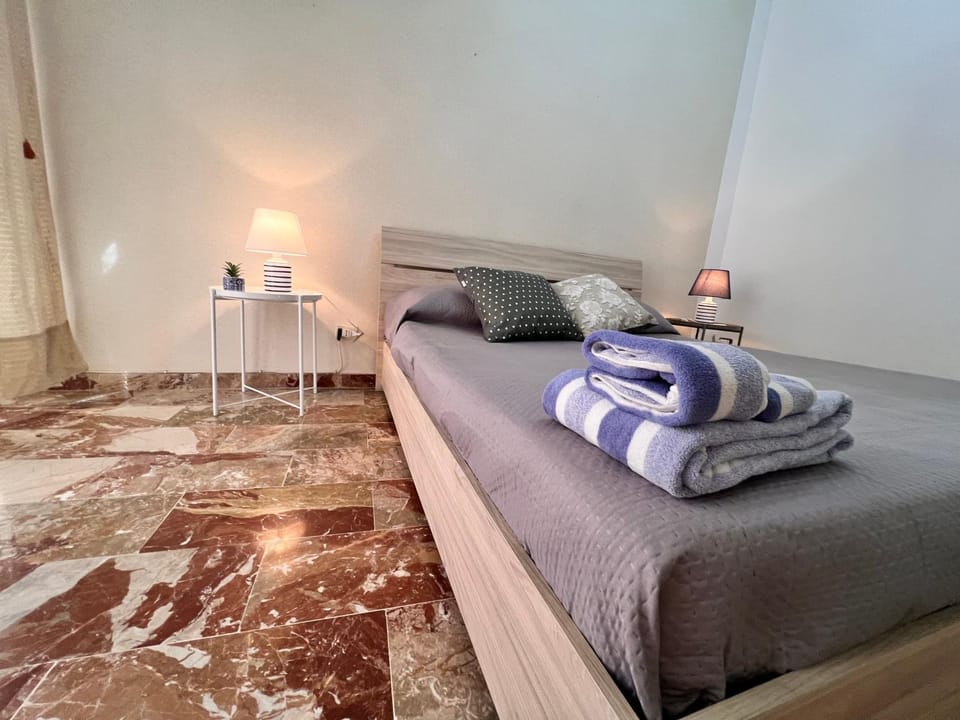 Bed, Photo of the whole room, Bedroom, towels