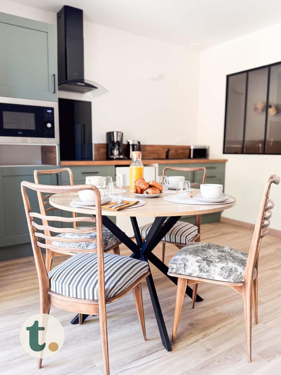 Kitchen or kitchenette, Seating area, Dining area, stove