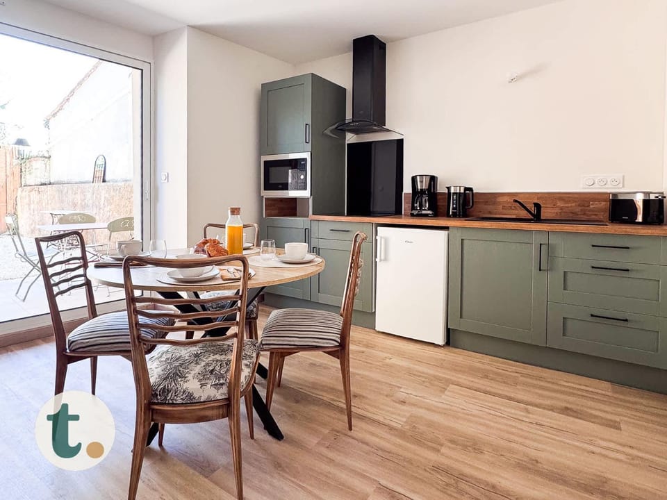 Coffee/tea facilities, Dining area, stove, toaster