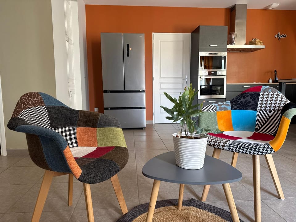 Kitchen or kitchenette, oven