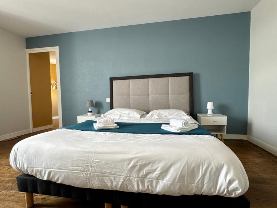 Bed, Photo of the whole room, Bedroom, towels