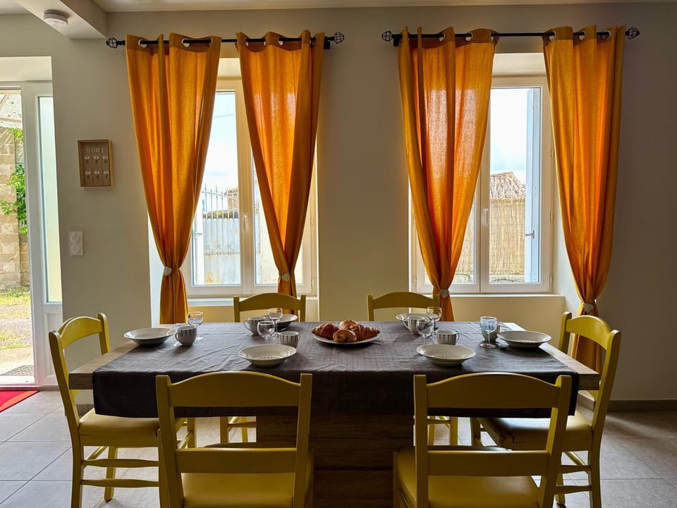 Food and drinks, Dining area, Food