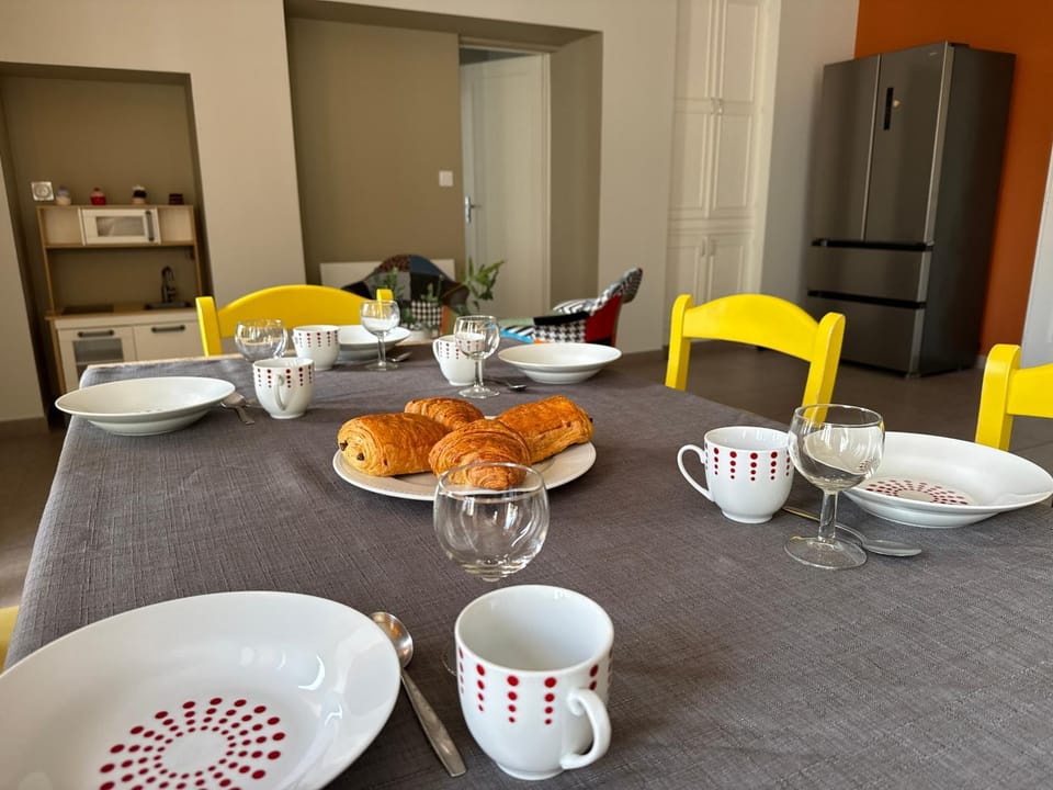 Kitchen or kitchenette, Food and drinks, Dining area