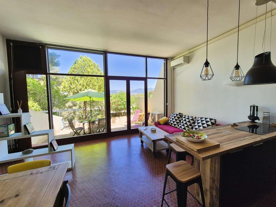 Au cœur du port de Saint-Mandrier, piscine, tennis, tout à pied Apartment in French Riviera