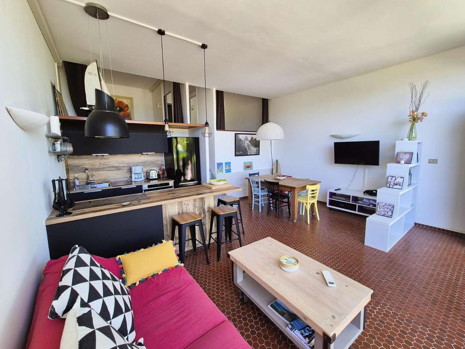 Au cœur du port de Saint-Mandrier, piscine, tennis, tout à pied Apartment in French Riviera