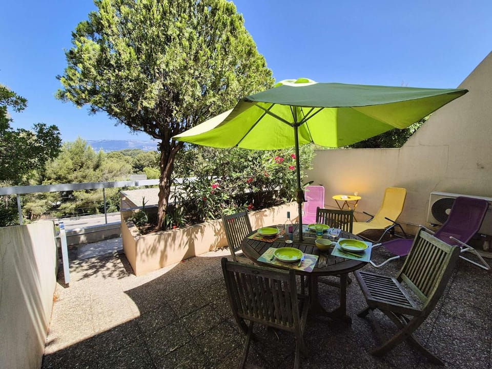 Au cœur du port de Saint-Mandrier, piscine, tennis, tout à pied Apartment in French Riviera