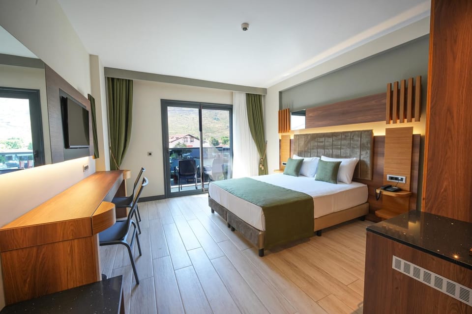 Bed, TV and multimedia, Photo of the whole room, Bedroom