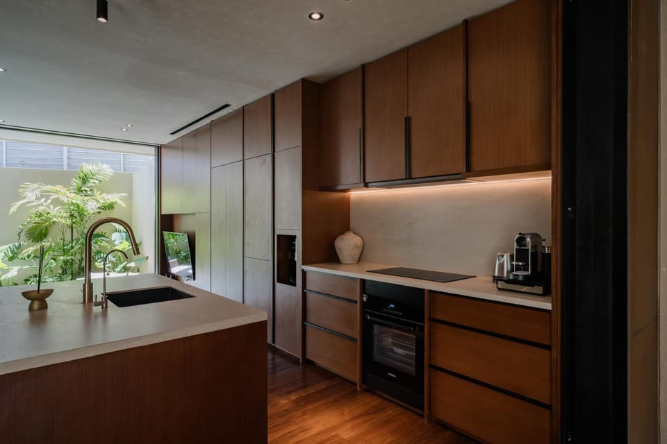 Coffee/tea facilities, Kitchen or kitchenette, stove