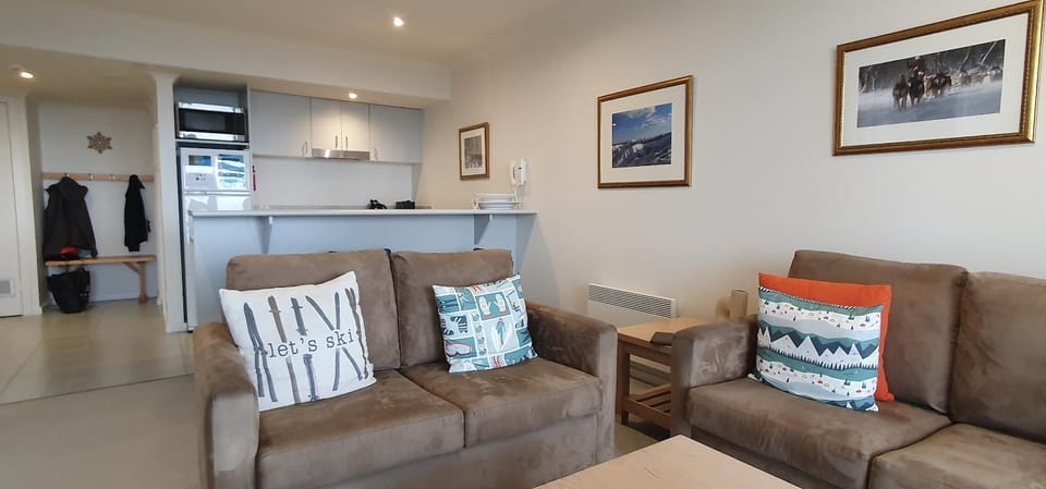 White Crystal 109 Apartment in Hotham Heights