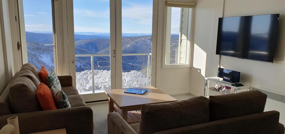 White Crystal 109 Apartment in Hotham Heights