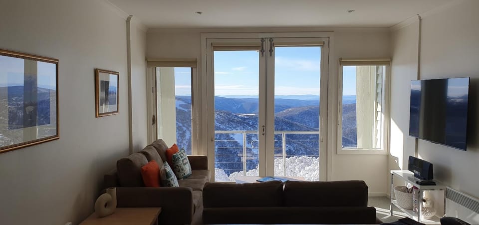 White Crystal 109 Apartment in Hotham Heights