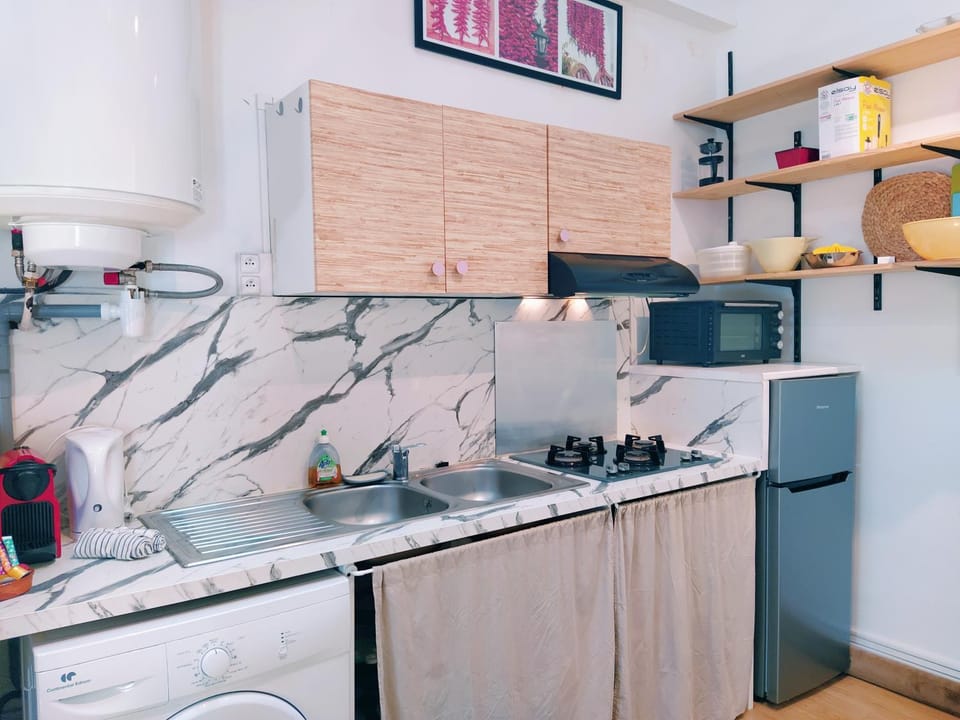 Coffee/tea facilities, microwave, washing machine, kitchen