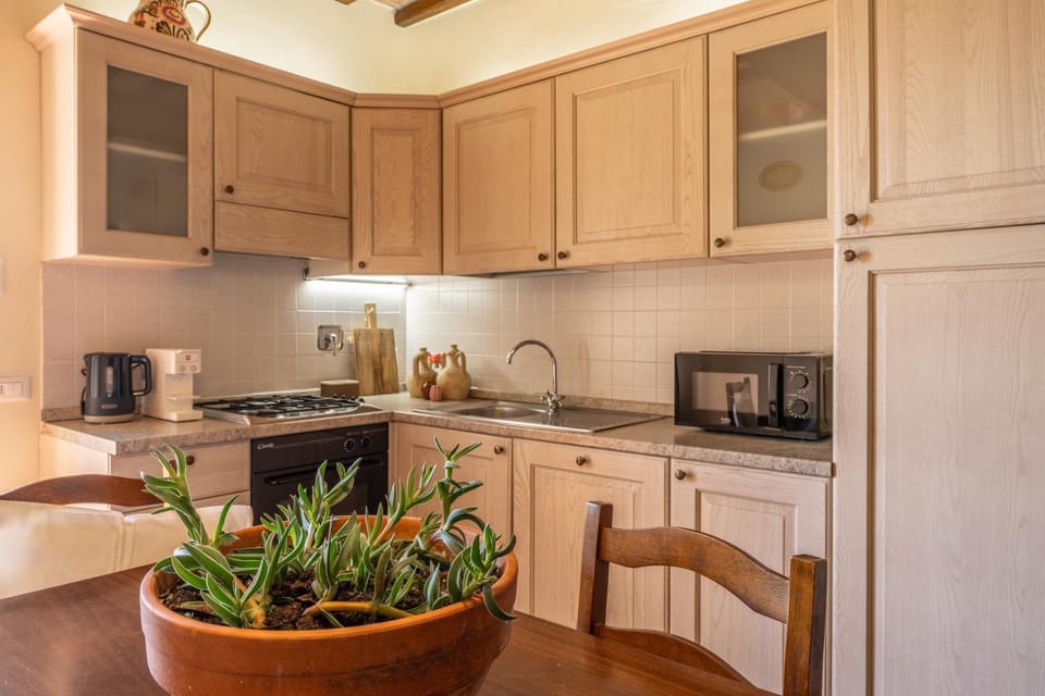 Coffee/tea facilities, Kitchen or kitchenette, Dining area, stove