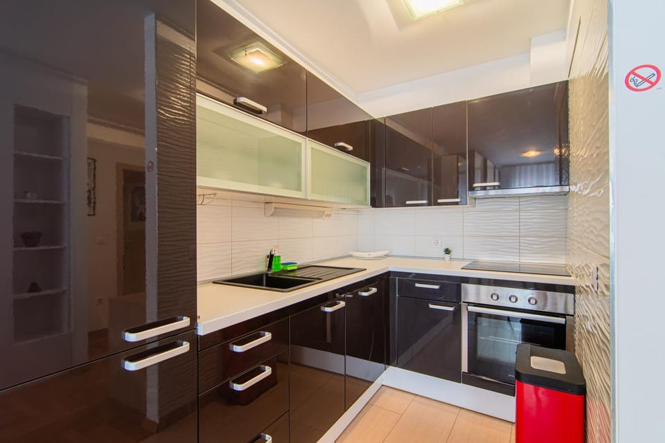 Kitchen or kitchenette, oven, kitchen