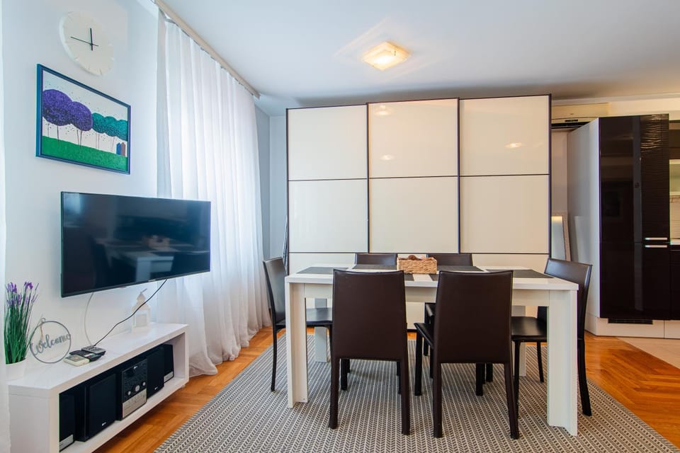 TV and multimedia, Kitchen or kitchenette, Living room, Seating area