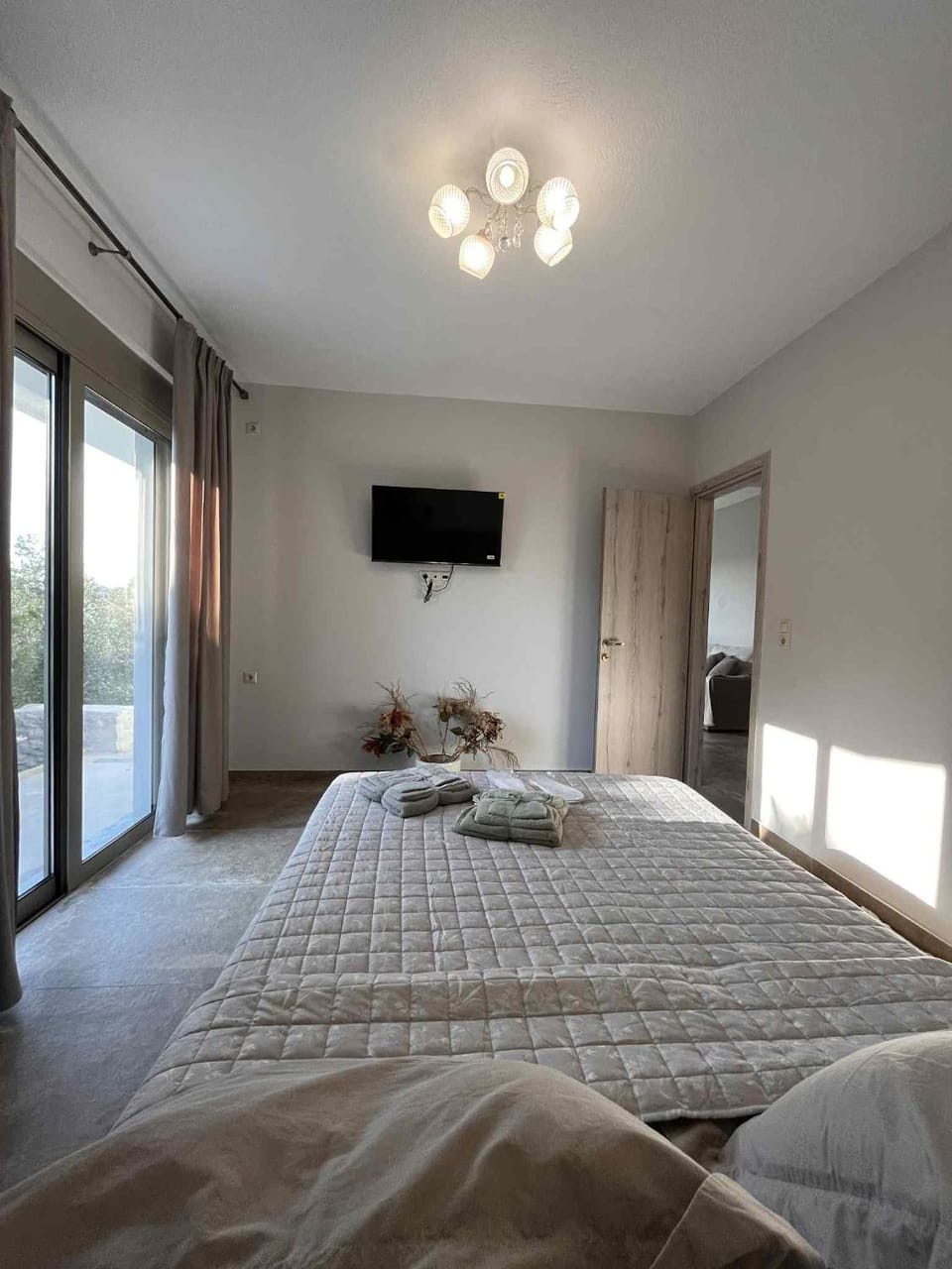 Bed, TV and multimedia, Bedroom