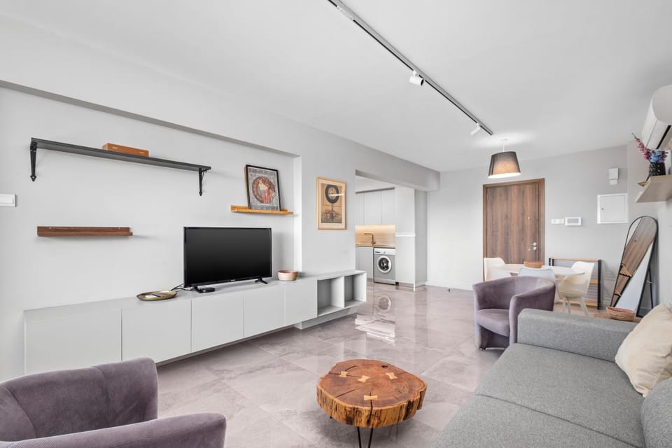 TV and multimedia, Living room, Seating area, Evening entertainment