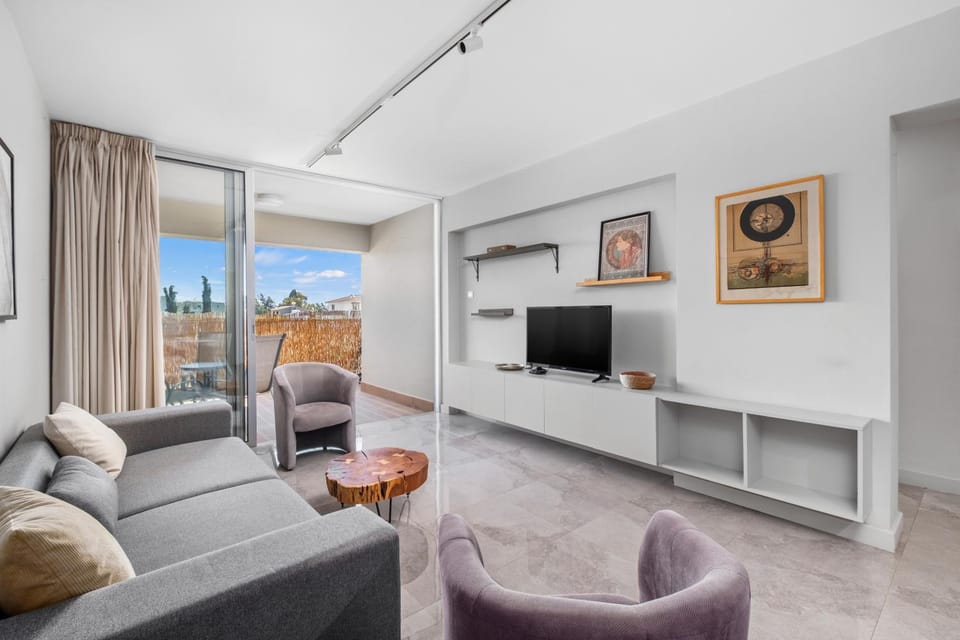 TV and multimedia, Living room, Seating area, Evening entertainment