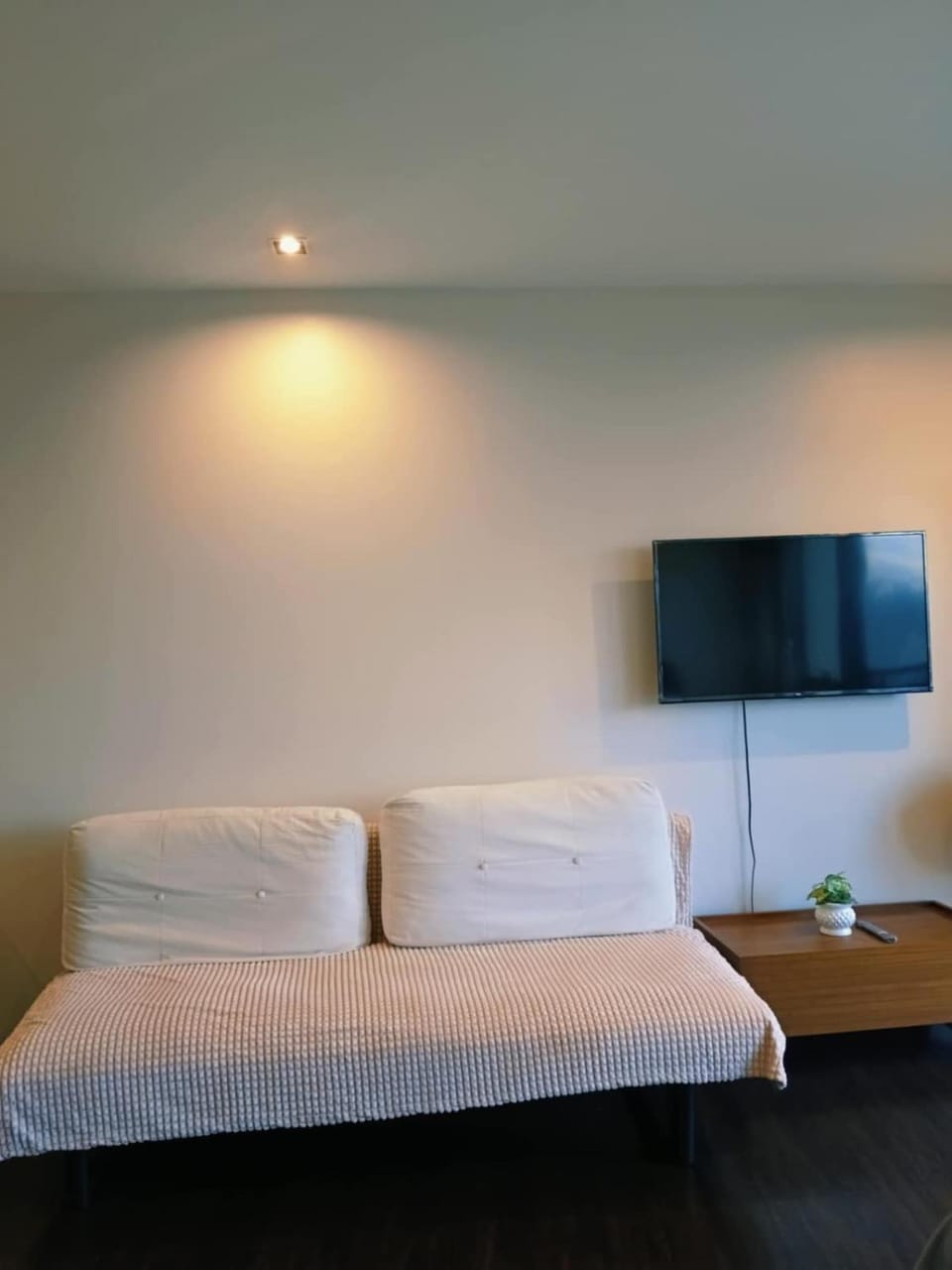 Bed, TV and multimedia, Living room