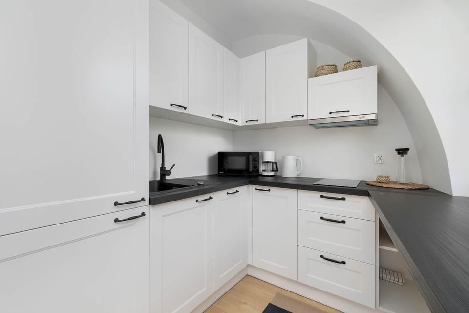 Coffee/tea facilities, Kitchen or kitchenette, stove