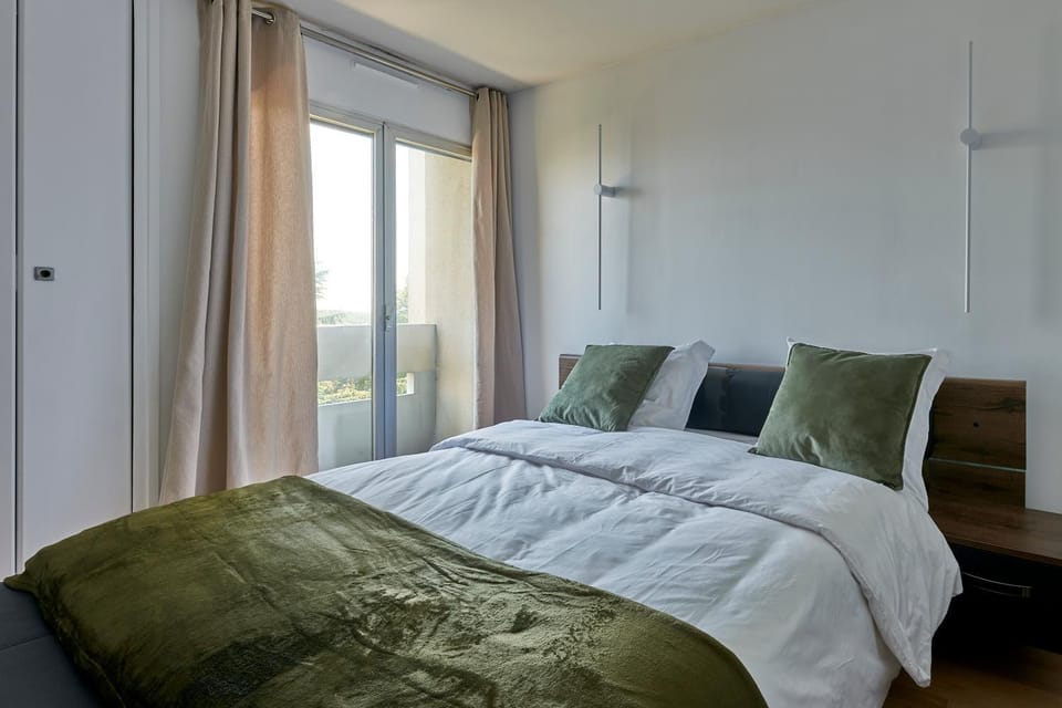 Photo of the whole room, Bedroom