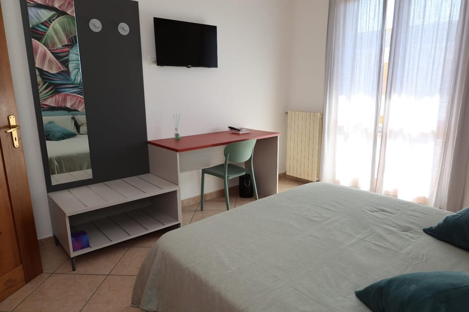 Bed, TV and multimedia, Bedroom