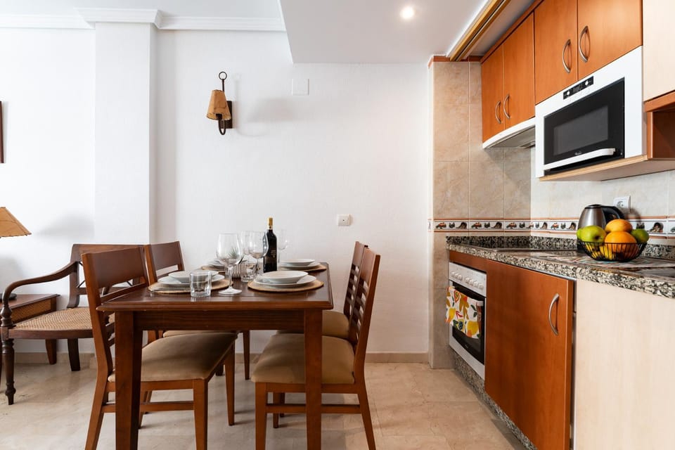 TV and multimedia, Kitchen or kitchenette, Living room, Dining area, oven, stove