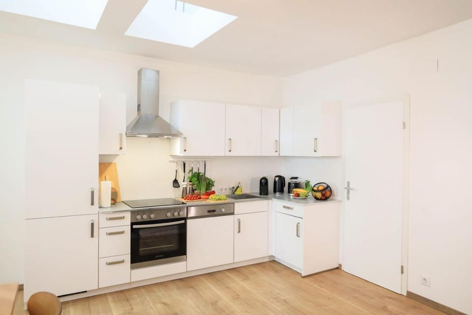 Kitchen or kitchenette, dishwasher, stove