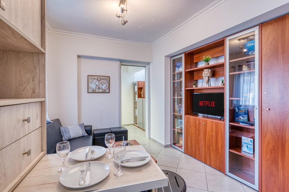 TV and multimedia, Living room, Seating area, Dining area