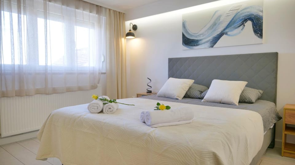 Bedroom, internet, towels