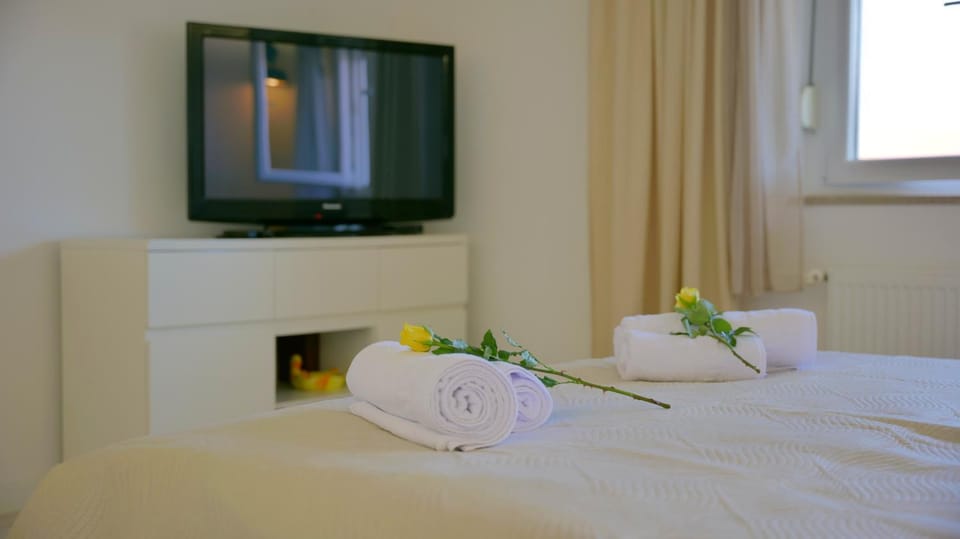 Bed, TV and multimedia, Bedroom